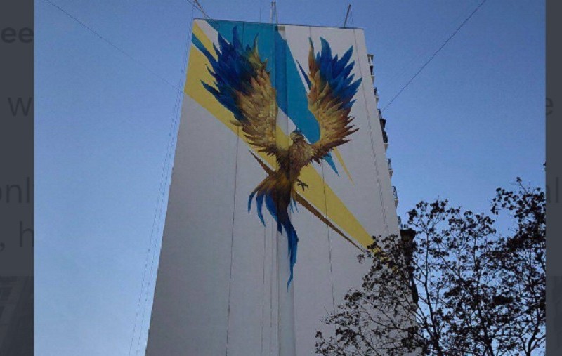 У Києві на відновленому після влучання російської ракети будинку з’явився мурал з феніксом