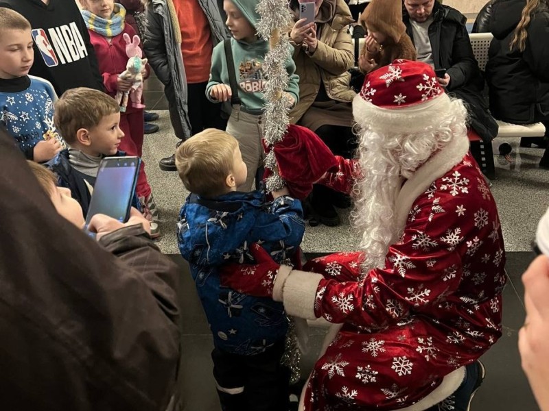Не здолати: у метро під час тривоги чоловік у костюмі Діда Мороза роздавав символічні подарунки дітям