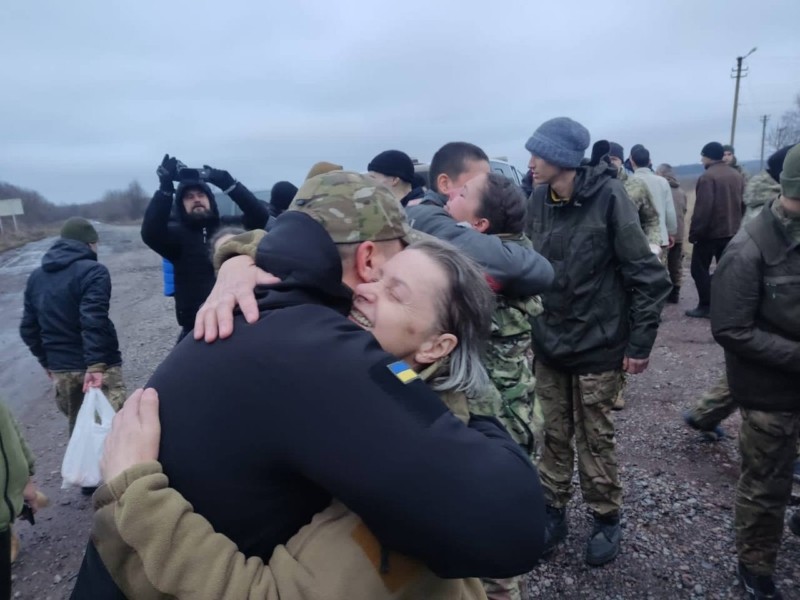 Новий рік святкуватимуть вдома: з полону повернули 140 українців