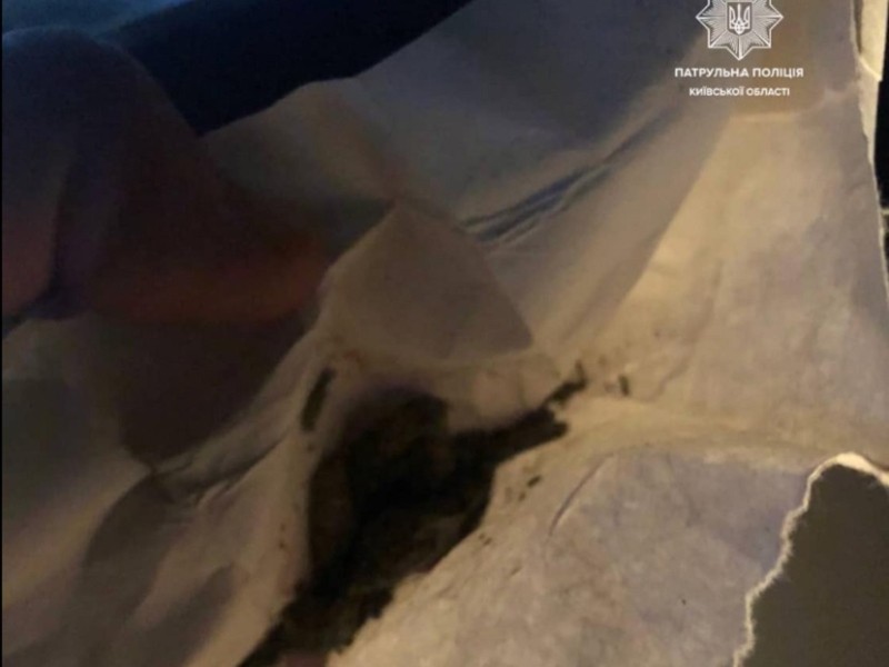 На Київщині патрульні знайшли наркотики у двох чоловіків