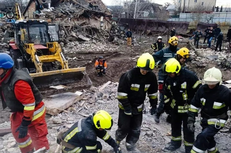 У Києві рятувальники продовжують пошукові роботи після ракетної атаки