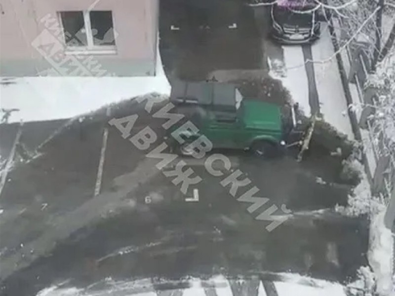 У Києві чоловік переобладнав свій позашляховик під снігоприбиральну техніку