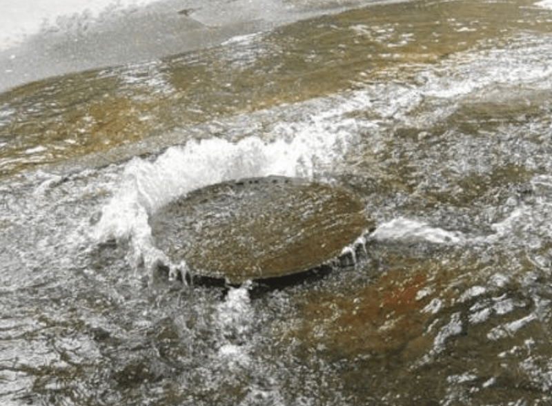 В уфе прорвало канализацию. Вода бьет из канализации фото.