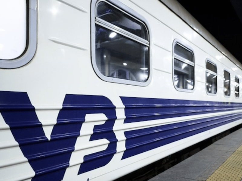 Поїзди “Укрзалізниці” повертаються до звичного курсування після ворожої атаки: які рейси ще затримуються