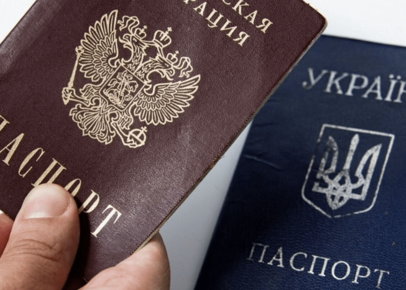 На окупованих територіях українців примушують отримувати паспорти РФ