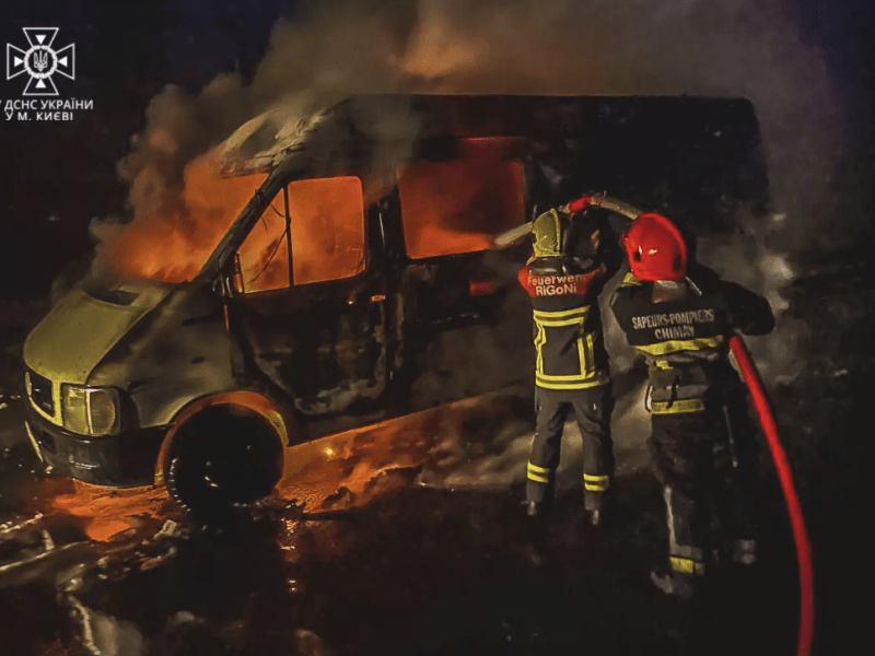Мікроавтобус палав у Дарницькому районі столиці (ФОТО)