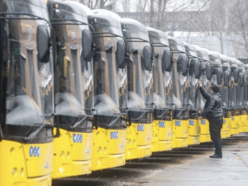 Як надовго тролейбуси і трамваї замінили автобусами: чого чекати киянам