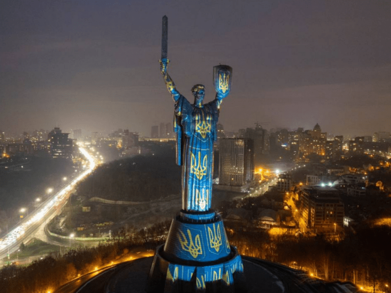 Столиця засяяла українською символікою: Геррі Хофштеттер продовжив світловий арт-тур у Києві (ФОТО)