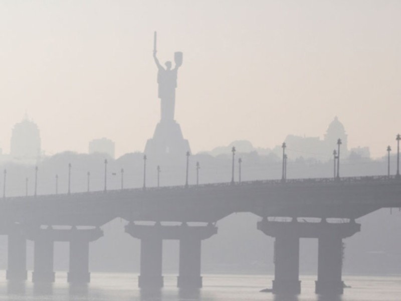 Сильний туман накрив Київ