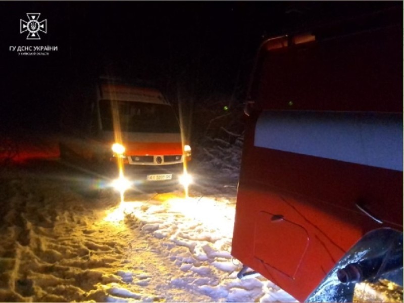 На Київщині на замерзлій дорозі застрягла швидка