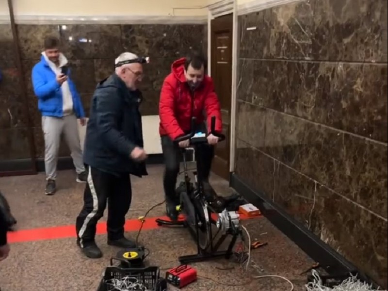 “Крутити педалі”: у Києві на вокзалі знайшли незвичний спосіб засвітити ялинку