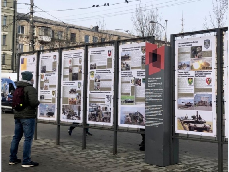 Вулична виставка на Контрактовій площі розповідає про звитяги ЗСУ