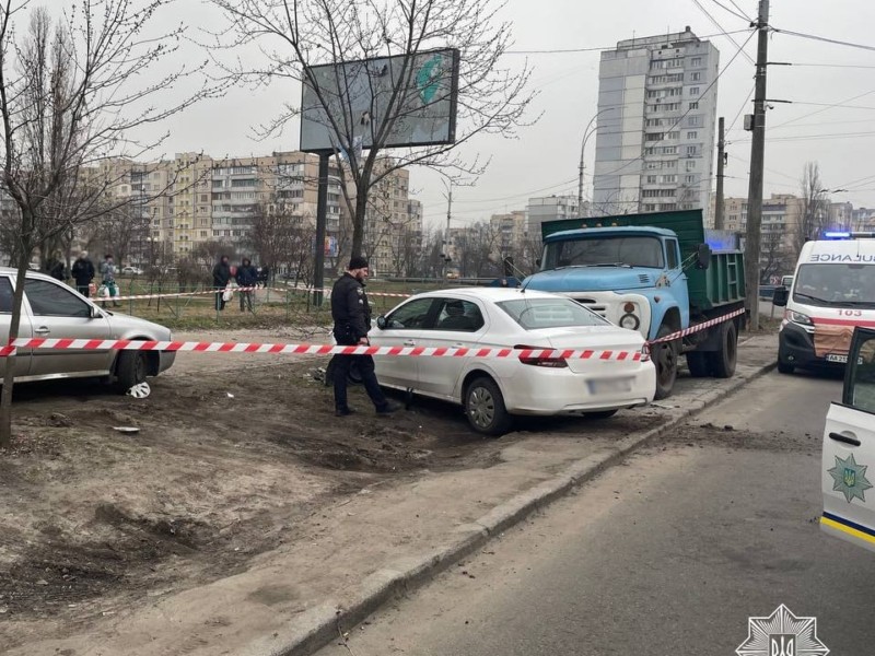 У Києві некероване авто з пасажиром влетіло у дерево і зачепило припарковану вантажівку