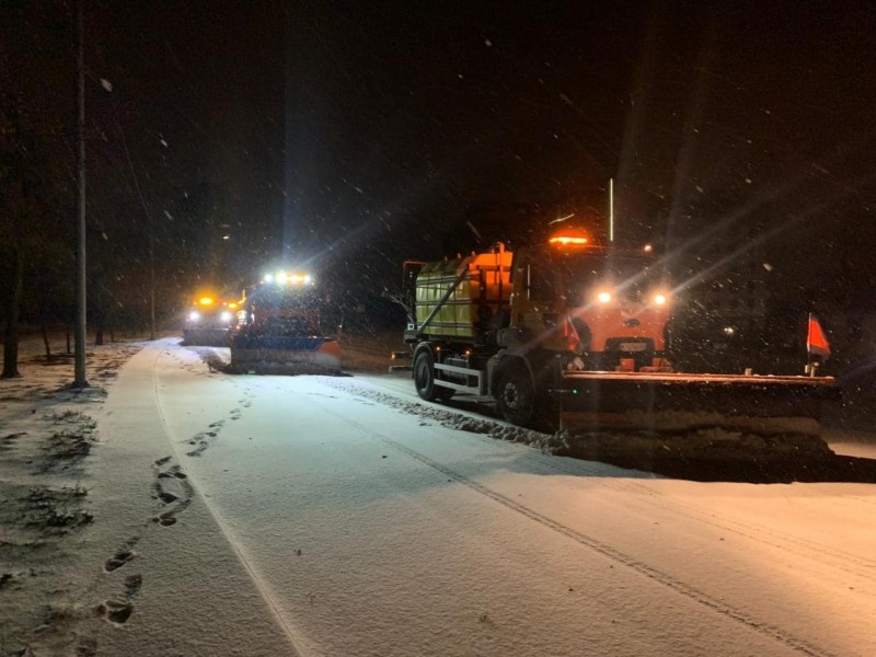 Киян просять залишити автівки вдома: на дороги вийшла додаткова техніка для прибирання снігу
