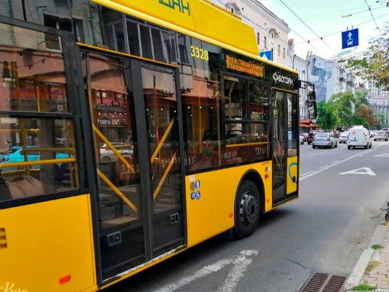 Кілька автобусів і тролейбусів змінять маршрути на вихідних