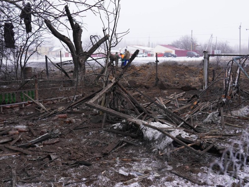 Мегавирва і 28 пошкоджених будинків – з’явились фото з місця влучання ракети на Київщині