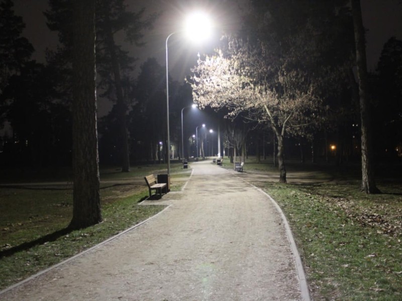 Парку Партизанської слави оновили освітлення – фото