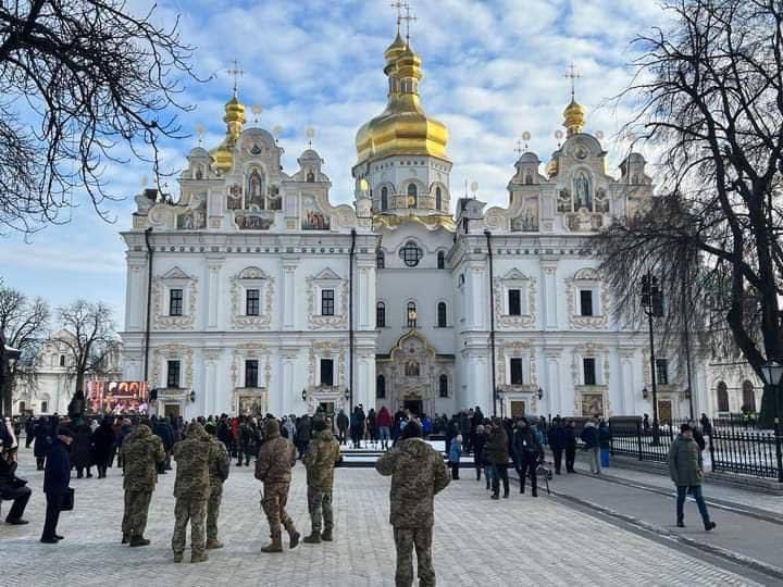 Як грішник біли брами раю: Паша Мерседес хотів потрапити до Лаври на різдвяне богослужіння ПЦУ