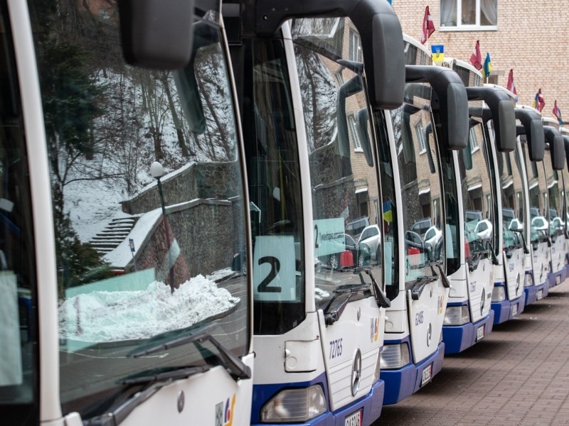 Київ отримав ще десяток міських автобусів і гуманітарну допомогу від Риги – фото