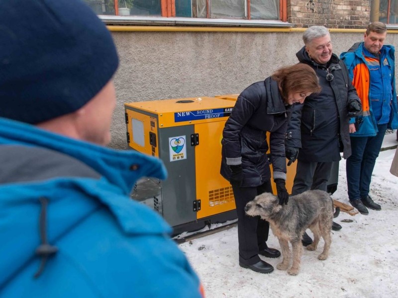 Буде тепло: Порошенки передали потужний генератор котельні в Голосієві