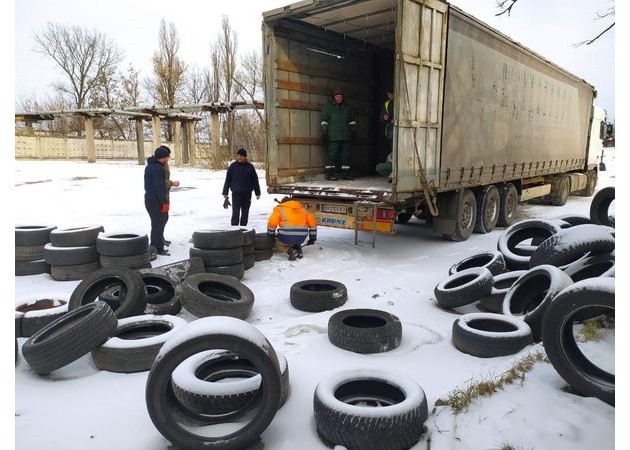 З двох вулиць на Дарниці вивезли понад 800 автошин