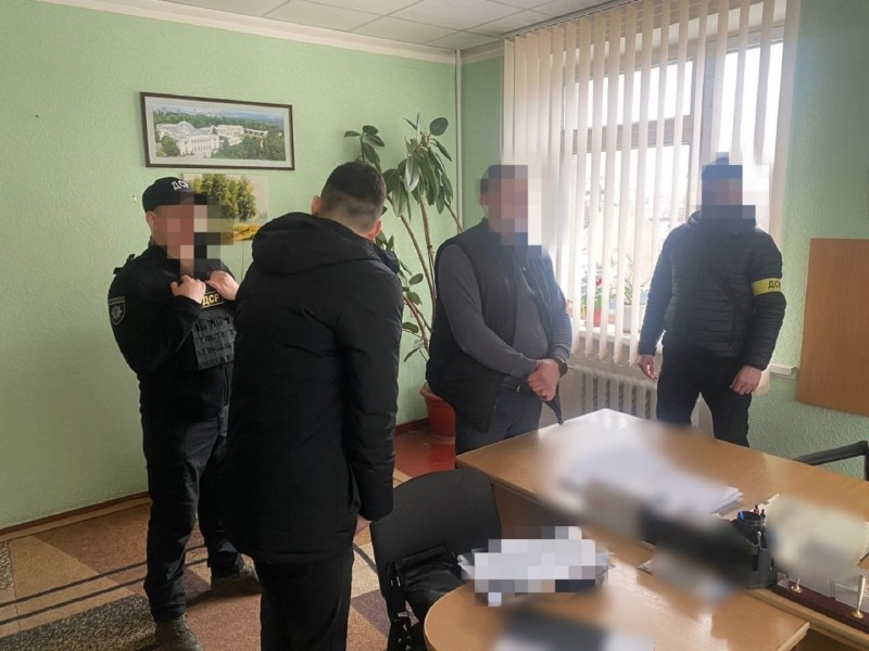Хабар прямо у службовому кабінеті – на Київщині викрили заступника голови міськради