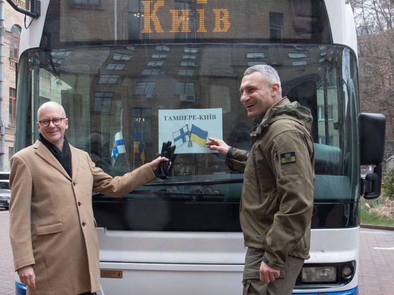 Київ отримав автобуси і гумдопомогу від фінського міста, яке майже 70 років є побратимом