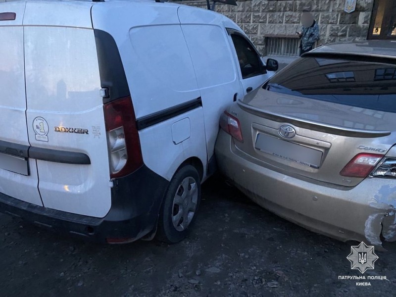 Охоронець СТО “взяв покататись” машину клієнта, в’їхав у припарковане авто і втік