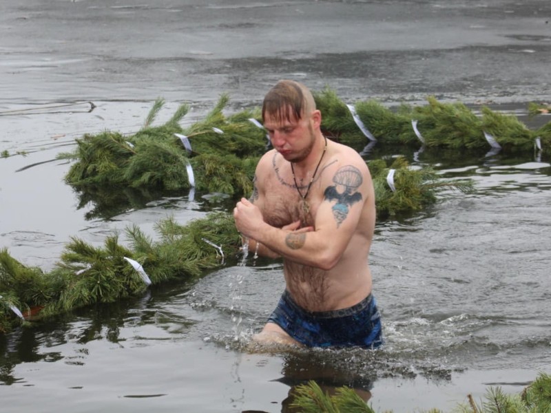 Водохреще у парку Партизанської слави: кияни пірнали в ополонку