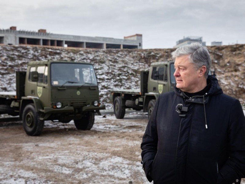 Від “шахедів” та загрози з Білорусі: Порошенко привіз військові вантажівки DAF у Рівне
