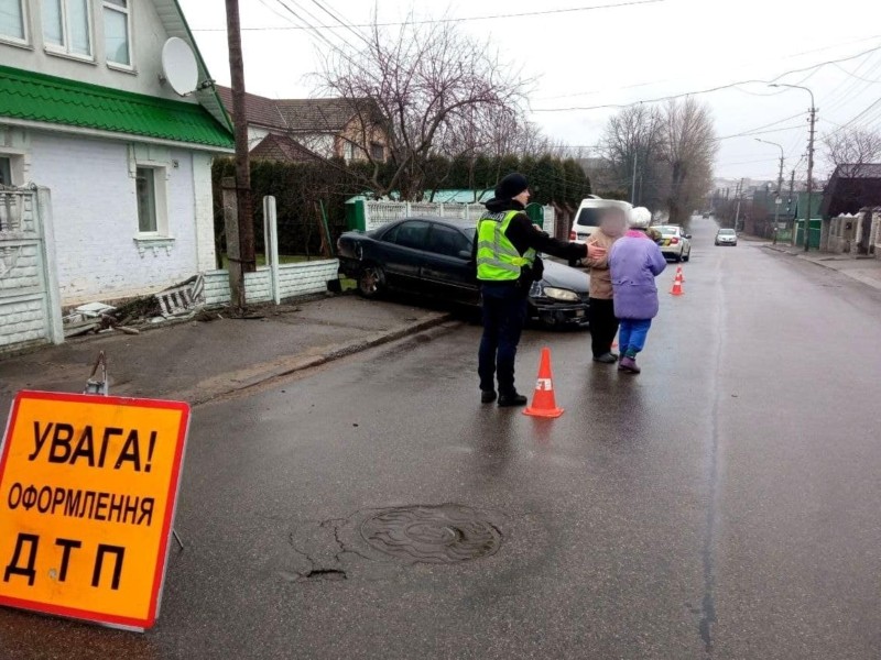 На Київщині легковик виїхав на тротуар та протаранив огорожу