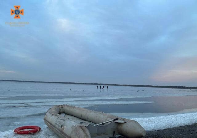 Порибалили: на Київському водосховищі 11 рибалок потрапили в крижану пастку