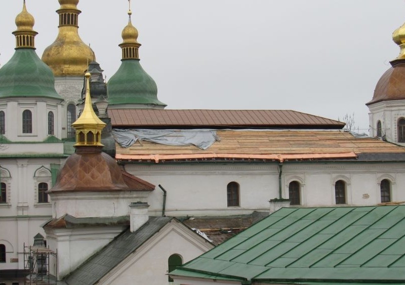 У Софії йде реставрація покрівлі Трапезної церкви – фото