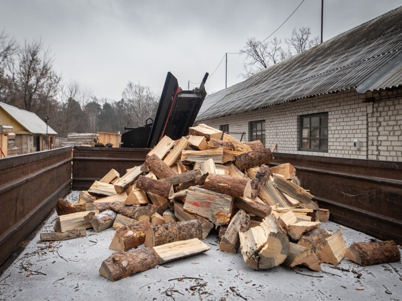 Київ обзавівся власним дровоколом для заготівлі деревини у пункти незламності – фото