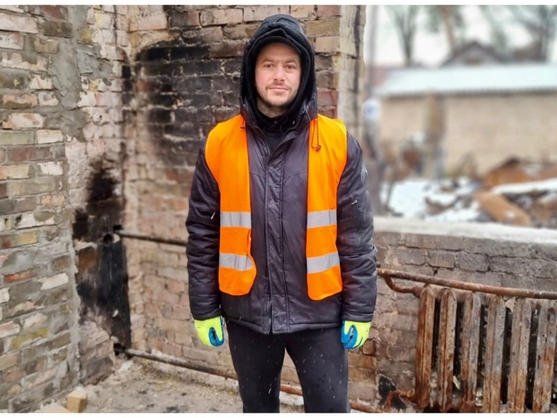 Інженер-проєктувальник став волонтером та відновлює зруйновані окупантами будинки на Київщині