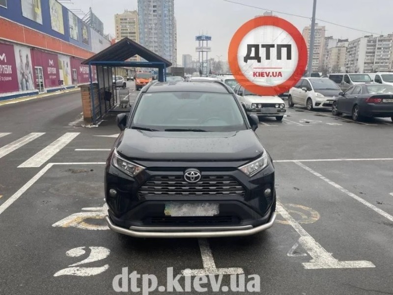 У Києві “герой паркування” залишив авто одразу на двох місцях для людей з інвалідністю