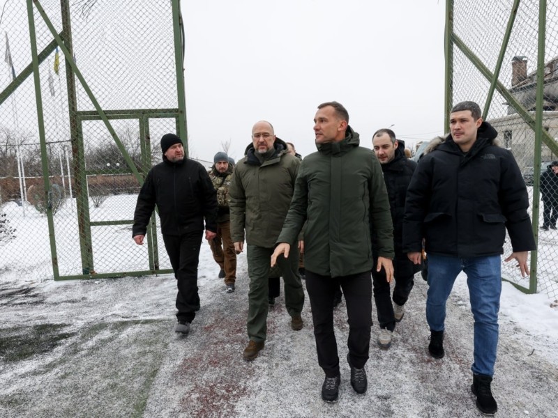 Шмигаль та Шевченко побували на Ірпінському стадіоні, який «звільняли» окупанти