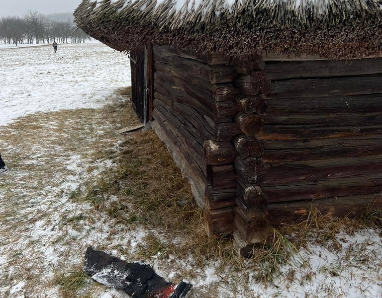 Ракетний обстріл Києва: пожежа в Голосіївському районі, уламки ракети в Пирогово