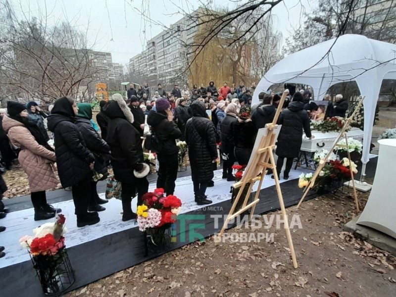 У Броварах попрощалися з маленькою Міланою Пономаренко та її мамою Оленою, які загинули в дитсадку 18 січня