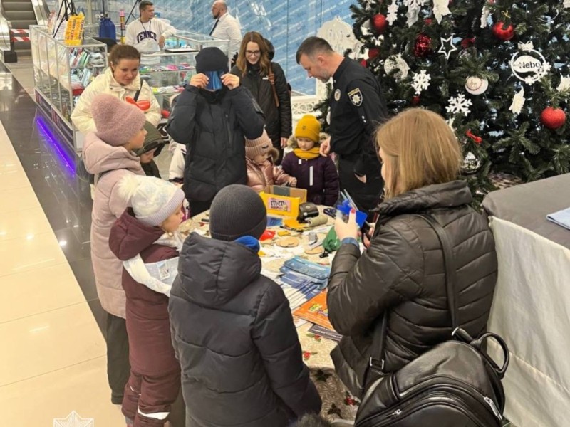 Патрульні Київщини створили святкову майстерню флікерів