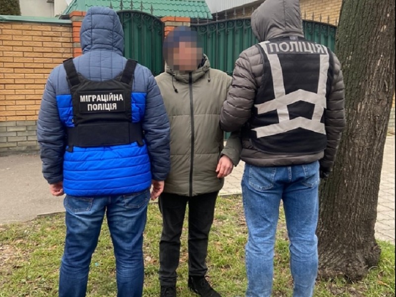 У Києві викрили чоловіка, який переправляв іноземців через кордон України