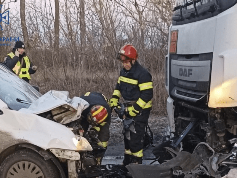 Смертельна ДТП: Volkswagen влетів у вантажівку на Київщині (ФОТО)