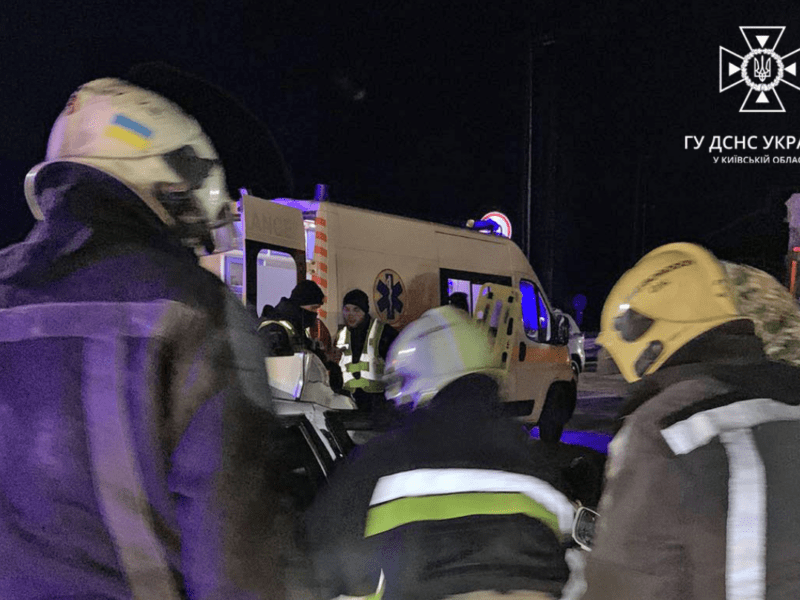ДТП на трасі Київ-Одеса: рятувальники деблокували з автівки двох постраждалих (ФОТО)