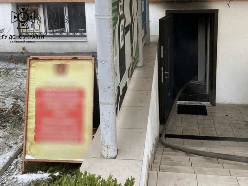 Через вибух акумулятора під Києвом загорівся магазин (ФОТО)