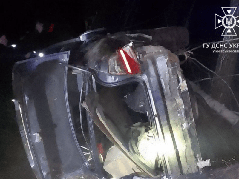 Автівка перекинулася у кювет: двоє людей загинули внаслідок ДТП на Київщині (ФОТО)
