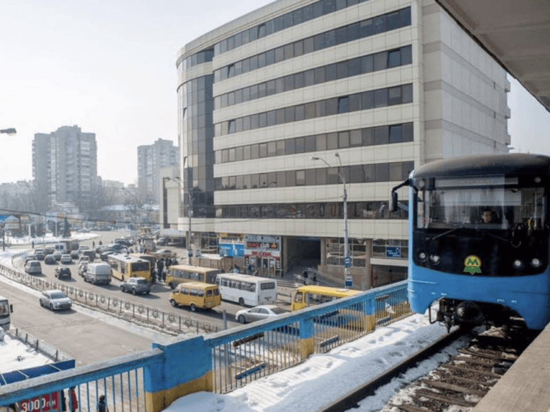 Киянам нагадують: під час тривоги наземні станції метро закриті