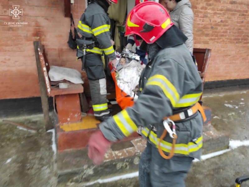 На Київщині рятувальники витягли з-під ванни літню жінку