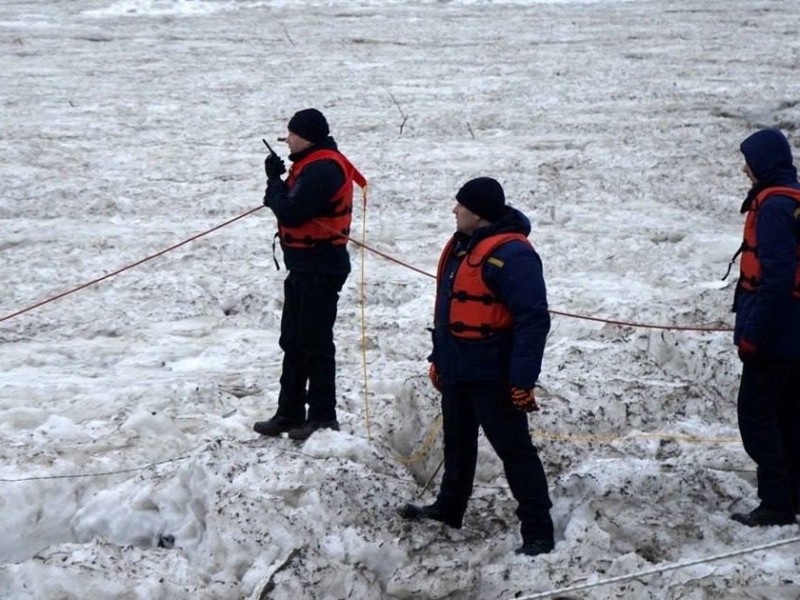 Русло Десни звільнили від крижаного затору – фото