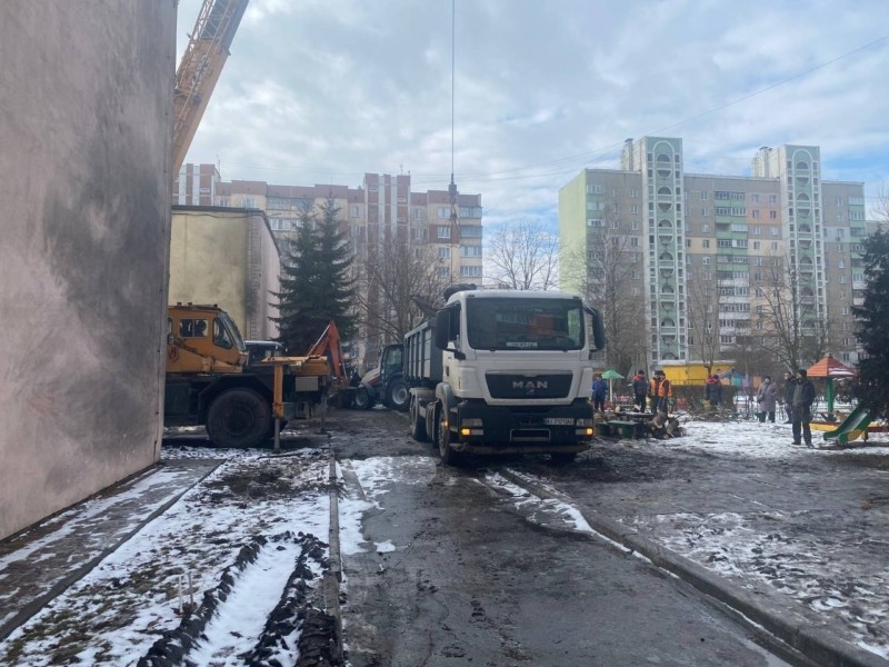 Біля садочка у Броварах почали наводити лад після падіння гелікоптера