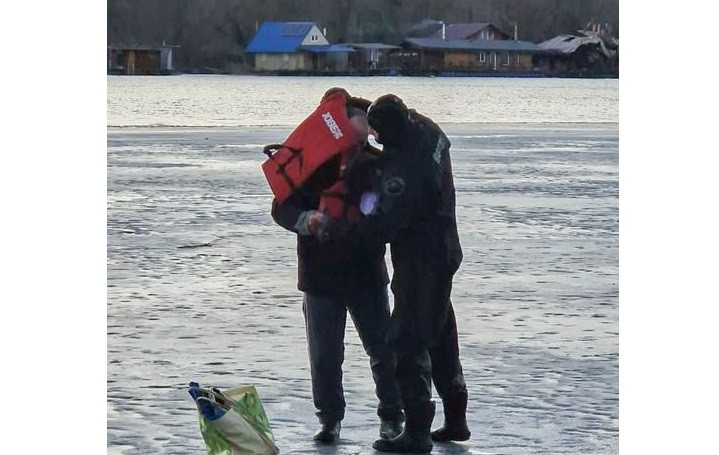 Рятувальники допомогли вибратися на берег горе-рибалці